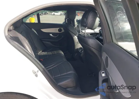 2018 Mercedes-Benz C 300 z USA, uszkodzony, nr VIN 55SWF4JB2JU241494